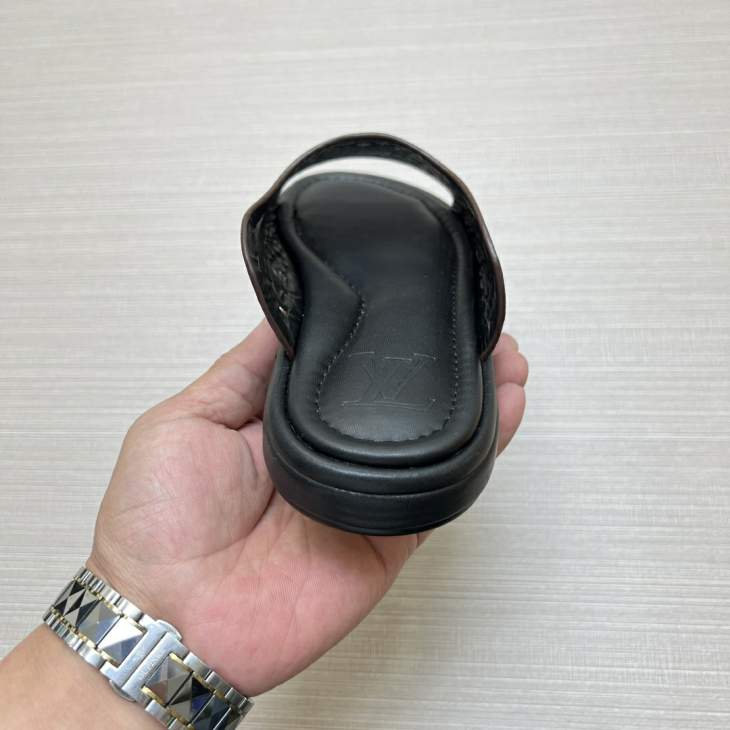 Picture of Louis Vuitton Slippers _SKULVsz38-45mnf03611372